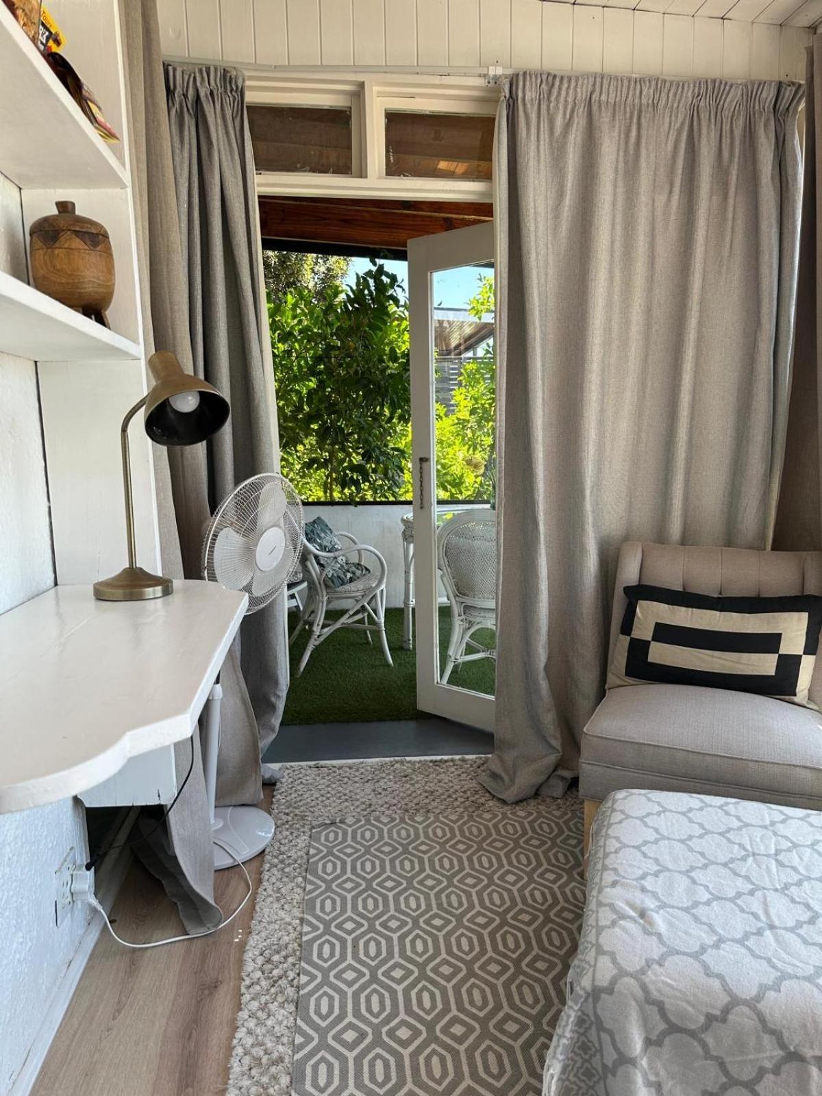 Independent Quaint Flat, Close To Beach Кейптаун Екстериор снимка
