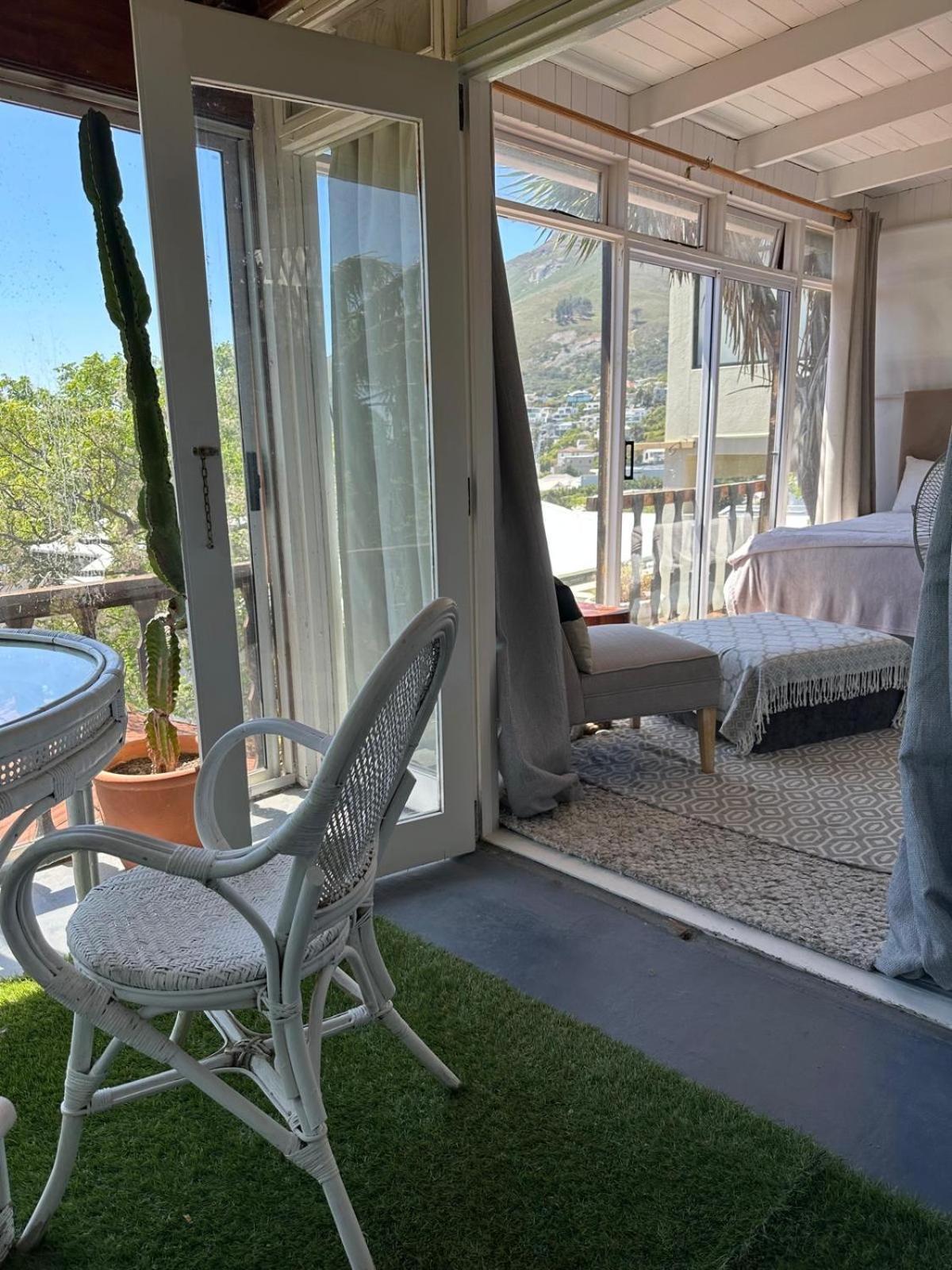Independent Quaint Flat, Close To Beach Кейптаун Екстериор снимка